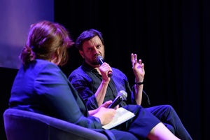 40. TNF: Dzień 7 (28.05.26) - Na scenie Marzenia Diana Dąbrowska, prowadząca spotkanie po projekcji "Ministrantów" i reżyser Piotr Domalewski odpowiadający na pytania