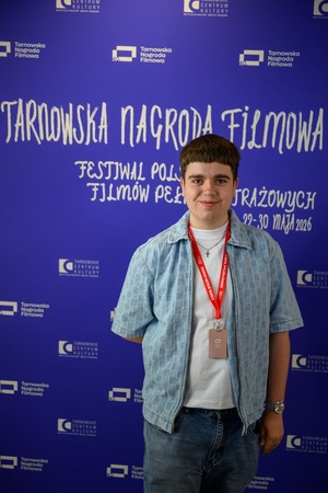 40. TNF: Dzień 7 (28.05.26) - W hall Marzenia na ściance festiwalowej pozujący do zdjęcia Maciej Karaś, odtwórca głównej roli w filmie "Za duży na bajki 3"