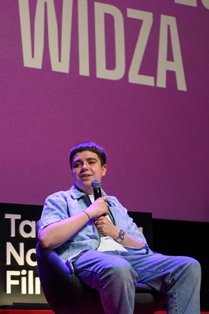 40. TNF: Dzień 7 (28.05.26) - Na scenie Marzenia aktor Maciej Karaś odpowiadający na pytania z sali podczas spotkania z najmłodszymi widzami