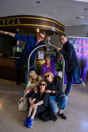 40. TNF: Dzień 8 (29.05.26) - W hallu Hotelu Tarnovia na wózku Jury 40. TNF i Magdalena Piątek - dyr. Tarnowskiej Nagrody Filmowej