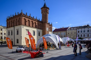 40. TNF: Dzień 8 (29.05.26) - Filmowy Rynek: strefa Gemini Park Tarnów - Partnera 40. TNF, w tle namiot festiwalowy