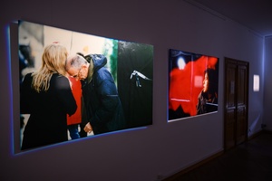 40. TNF: Dzień 8 (29.05.26) - Fragment wystawy fotografii Piotra Jaxy - Remebering Kieślowski w Galerii TCK