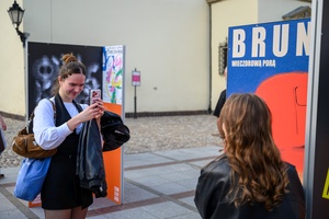 Wystawa: Konfrontacje Plakatu Studenckiego - Publiczność oglądająca wystawę na tarnowskim Rynku.