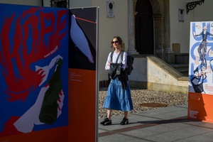 Wystawa: Konfrontacje Plakatu Studenckiego - Publiczność oglądająca wystawę na tarnowskim Rynku.