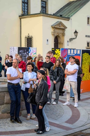 Wystawa: Konfrontacje Plakatu Studenckiego - Publiczność podczas otwarcia.