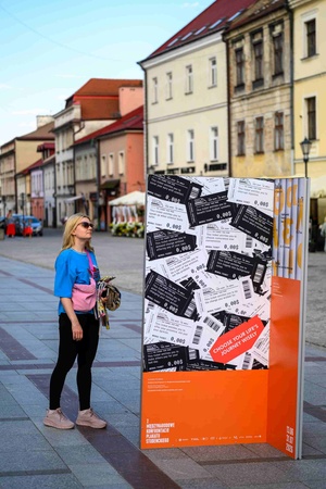 Wystawa: Konfrontacje Plakatu Studenckiego - Publiczność oglądająca wystawę na tarnowskim Rynku.