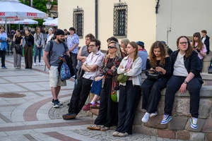 Wystawa: Konfrontacje Plakatu Studenckiego - Publiczność podczas otwarcia.
