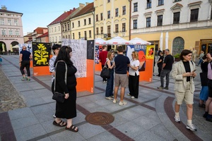 Wystawa: Konfrontacje Plakatu Studenckiego - Publiczność oglądająca wystawę na tarnowskim Rynku.