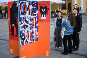 Wystawa: Konfrontacje Plakatu Studenckiego - Publiczność oglądająca wystawę na tarnowskim Rynku.