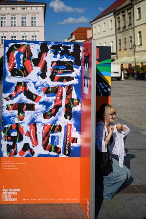 Wystawa: Konfrontacje Plakatu Studenckiego - Publiczność oglądająca wystawę na tarnowskim Rynku.