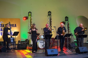 Starówka Jazz Festival - Zygi Jazz Band / Leliwa Jazz Band - Koncert jazzowy w Amfiteatrze w Tarnowie – widok na scenę i zgromadzoną publiczność.