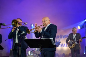 Starówka Jazz Festival - Zygi Jazz Band / Leliwa Jazz Band - Koncert jazzowy w Amfiteatrze w Tarnowie – widok na scenę i zgromadzoną publiczność.