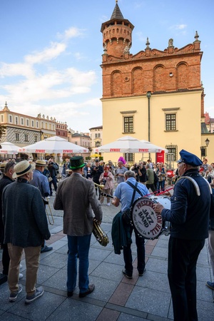 Starówka Jazz Festival - Zygi Jazz Band / Leliwa Jazz Band - Muzycy jazzowi grający na instrumentach podczas radosnego marszu z Rynku do Amfiteatru w Tarnowie w otoczeniu mieszkańców.