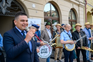 Starówka Jazz Festival - Zygi Jazz Band / Leliwa Jazz Band - Muzycy jazzowi grający na instrumentach podczas radosnego marszu z Rynku do Amfiteatru w Tarnowie w otoczeniu mieszkańców.