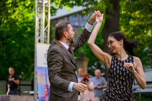 Starówka Jazz Festival - Zygi Jazz Band / Leliwa Jazz Band - Koncert jazzowy w Amfiteatrze w Tarnowie – widok na scenę i zgromadzoną publiczność.