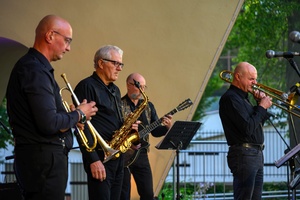 Starówka Jazz Festival - Zygi Jazz Band / Leliwa Jazz Band - Koncert jazzowy w Amfiteatrze w Tarnowie – widok na scenę i zgromadzoną publiczność.