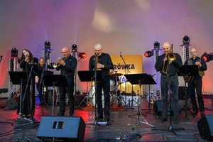 Starówka Jazz Festival - Zygi Jazz Band / Leliwa Jazz Band - Koncert jazzowy w Amfiteatrze w Tarnowie – widok na scenę i zgromadzoną publiczność.
