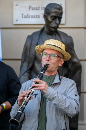 Starówka Jazz Festival - Zygi Jazz Band / Leliwa Jazz Band - Muzycy jazzowi grający na instrumentach podczas radosnego marszu z Rynku do Amfiteatru w Tarnowie w otoczeniu mieszkańców.