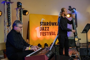 Starówka Jazz Festival - Zygi Jazz Band / Leliwa Jazz Band - Koncert jazzowy w Amfiteatrze w Tarnowie – widok na scenę i zgromadzoną publiczność.