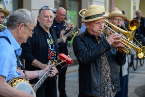 Starówka Jazz Festival - Zygi Jazz Band / Leliwa Jazz Band - Muzycy jazzowi grający na instrumentach podczas radosnego marszu z Rynku do Amfiteatru w Tarnowie w otoczeniu mieszkańców.