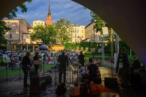 Starówka Jazz Festival - Zygi Jazz Band / Leliwa Jazz Band - Koncert jazzowy w Amfiteatrze w Tarnowie – widok na scenę i zgromadzoną publiczność.