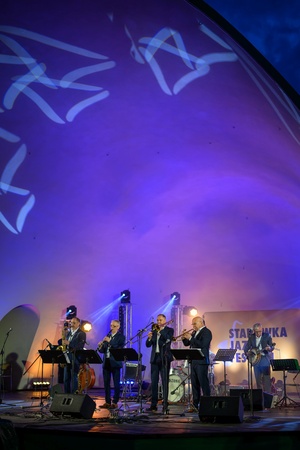 Starówka Jazz Festival - Zygi Jazz Band / Leliwa Jazz Band - Koncert jazzowy w Amfiteatrze w Tarnowie – widok na scenę i zgromadzoną publiczność.