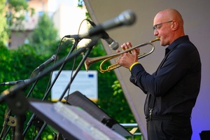 Starówka Jazz Festival - Zygi Jazz Band / Leliwa Jazz Band - Koncert jazzowy w Amfiteatrze w Tarnowie – widok na scenę i zgromadzoną publiczność.