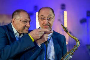 Starówka Jazz Festival - Zygi Jazz Band / Leliwa Jazz Band - Koncert jazzowy w Amfiteatrze w Tarnowie – widok na scenę i zgromadzoną publiczność.
