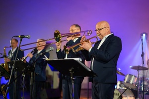 Starówka Jazz Festival - Zygi Jazz Band / Leliwa Jazz Band - Koncert jazzowy w Amfiteatrze w Tarnowie – widok na scenę i zgromadzoną publiczność.