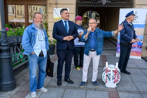 Starówka Jazz Festival - Zygi Jazz Band / Leliwa Jazz Band - Muzycy jazzowi grający na instrumentach podczas radosnego marszu z Rynku do Amfiteatru w Tarnowie w otoczeniu mieszkańców.