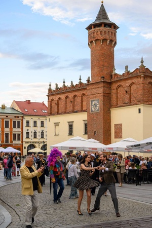 Starówka Jazz Festival - Zygi Jazz Band / Leliwa Jazz Band - Muzycy jazzowi grający na instrumentach podczas radosnego marszu z Rynku do Amfiteatru w Tarnowie w otoczeniu mieszkańców.