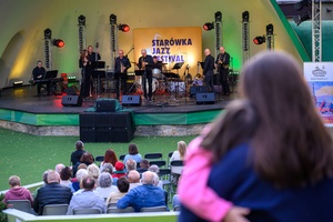 Starówka Jazz Festival - Zygi Jazz Band / Leliwa Jazz Band - Koncert jazzowy w Amfiteatrze w Tarnowie – widok na scenę i zgromadzoną publiczność.