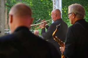 Starówka Jazz Festival - Zygi Jazz Band / Leliwa Jazz Band - Koncert jazzowy w Amfiteatrze w Tarnowie – widok na scenę i zgromadzoną publiczność.