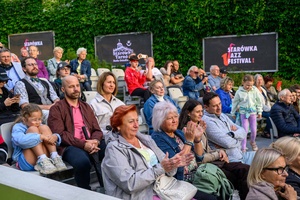 Starówka Jazz Festival - Zygi Jazz Band / Leliwa Jazz Band - Koncert jazzowy w Amfiteatrze w Tarnowie – widok na scenę i zgromadzoną publiczność.