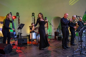 Starówka Jazz Festival - Zygi Jazz Band / Leliwa Jazz Band - Koncert jazzowy w Amfiteatrze w Tarnowie – widok na scenę i zgromadzoną publiczność.