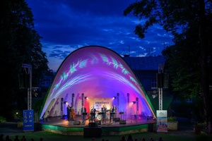 Starówka Jazz Festival - Zygi Jazz Band / Leliwa Jazz Band - Koncert jazzowy w Amfiteatrze w Tarnowie – widok na scenę i zgromadzoną publiczność.