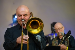 Starówka Jazz Festival - Zygi Jazz Band / Leliwa Jazz Band - Koncert jazzowy w Amfiteatrze w Tarnowie – widok na scenę i zgromadzoną publiczność.