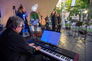 Starówka Jazz Festival - Zygi Jazz Band / Leliwa Jazz Band - Koncert jazzowy w Amfiteatrze w Tarnowie – widok na scenę i zgromadzoną publiczność.