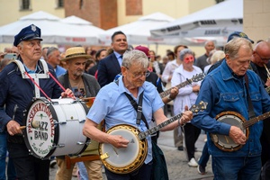 Starówka Jazz Festival - Zygi Jazz Band / Leliwa Jazz Band - Muzycy jazzowi grający na instrumentach podczas radosnego marszu z Rynku do Amfiteatru w Tarnowie w otoczeniu mieszkańców.