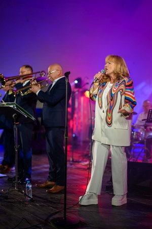 Starówka Jazz Festival - Zygi Jazz Band / Leliwa Jazz Band - Koncert jazzowy w Amfiteatrze w Tarnowie – widok na scenę i zgromadzoną publiczność.