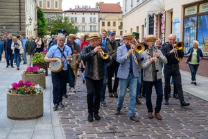 Starówka Jazz Festival - Zygi Jazz Band / Leliwa Jazz Band - Muzycy jazzowi grający na instrumentach podczas radosnego marszu z Rynku do Amfiteatru w Tarnowie w otoczeniu mieszkańców.