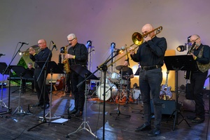 Starówka Jazz Festival - Zygi Jazz Band / Leliwa Jazz Band - Koncert jazzowy w Amfiteatrze w Tarnowie – widok na scenę i zgromadzoną publiczność.