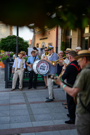 Starówka Jazz Festival – Enerjazzer / Slavia Dixieland Band - Muzycy jazzowi grający na instrumentach podczas radosnego marszu z Rynku do Amfiteatru w Tarnowie w otoczeniu mieszkańców.