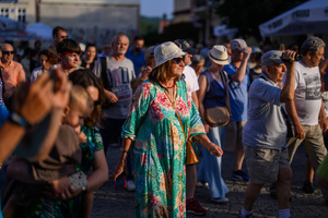 Starówka Jazz Festival – Enerjazzer / Slavia Dixieland Band - Muzycy jazzowi grający na instrumentach podczas radosnego marszu z Rynku do Amfiteatru w Tarnowie w otoczeniu mieszkańców.