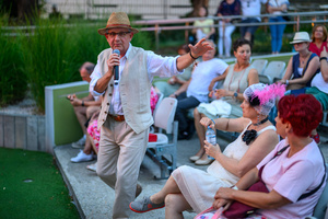 Starówka Jazz Festival – Enerjazzer / Slavia Dixieland Band - Koncert jazzowy w Amfiteatrze w Tarnowie – widok na scenę i zgromadzoną publiczność.