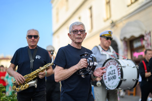 Starówka Jazz Festival – Enerjazzer / Slavia Dixieland Band - Muzycy jazzowi grający na instrumentach podczas radosnego marszu z Rynku do Amfiteatru w Tarnowie w otoczeniu mieszkańców.