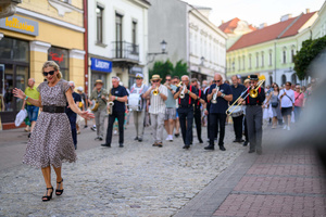 Starówka Jazz Festival – Enerjazzer / Slavia Dixieland Band - Muzycy jazzowi grający na instrumentach podczas radosnego marszu z Rynku do Amfiteatru w Tarnowie w otoczeniu mieszkańców.