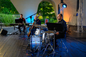 Starówka Jazz Festival – Enerjazzer / Slavia Dixieland Band - Koncert jazzowy w Amfiteatrze w Tarnowie – widok na scenę i zgromadzoną publiczność.