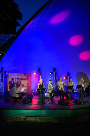 Starówka Jazz Festival – Enerjazzer / Slavia Dixieland Band - Koncert jazzowy w Amfiteatrze w Tarnowie – widok na scenę i zgromadzoną publiczność.
