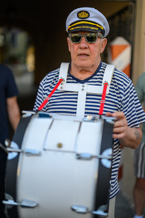 Starówka Jazz Festival – Enerjazzer / Slavia Dixieland Band - Muzycy jazzowi grający na instrumentach podczas radosnego marszu z Rynku do Amfiteatru w Tarnowie w otoczeniu mieszkańców.